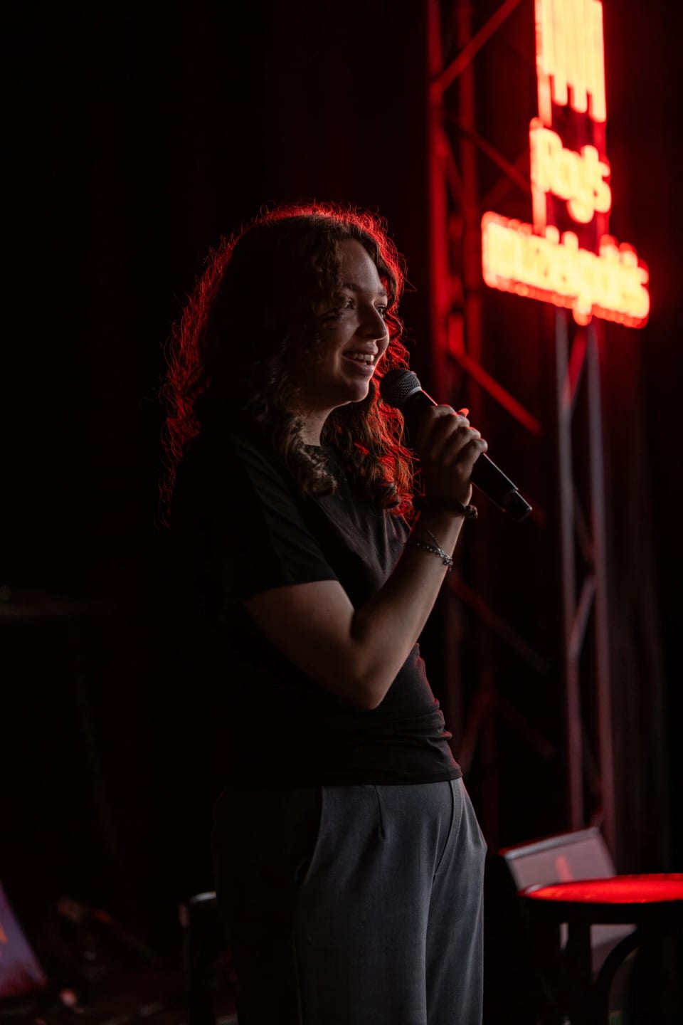 Hannah Noordhuis op het podium met microfoon, foto Jeroen van de Bovenkamp